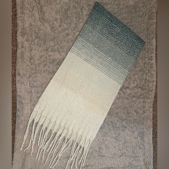 Oversized Ombré scarf with fringe - Picture 3 of 8